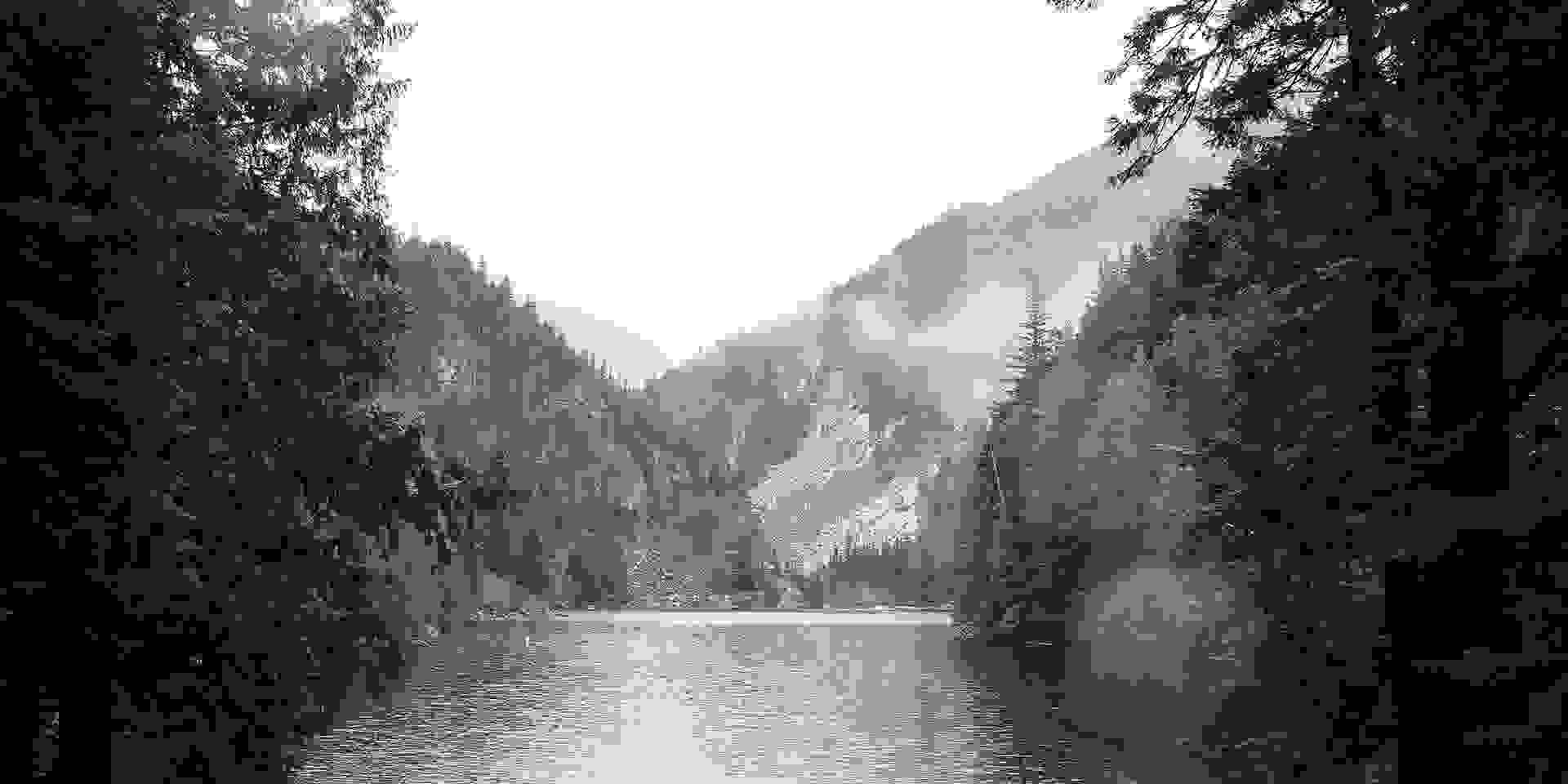 SAMPLE/_nick-adams-457460 Hiking lakeside